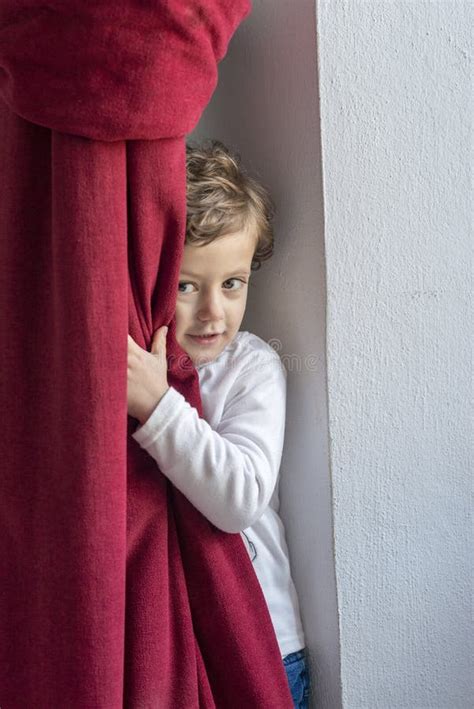 Bambino timido che si nasconde