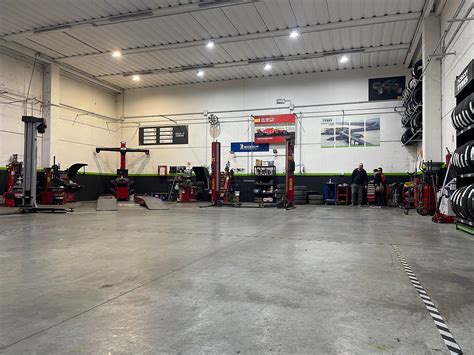 Panoramica di un'officina meccanica moderna