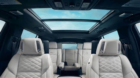 Interni di un SUV premium con vista panoramica