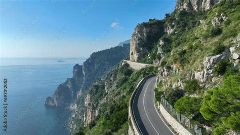 Strada costiera di Ventura con SUV premium in primo piano