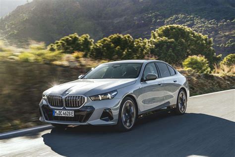 BMW Serie 3 in curva con trazione posteriore