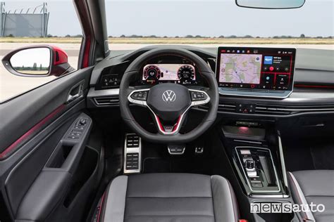 Interno abitacolo di una Volkswagen Golf con aree di potenziale rumore evidenziate
