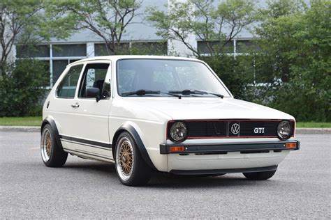 Volkswagen Golf GTI Mk1 con la sua iconica linea rossa