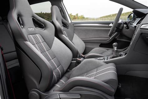 Interni della Golf GTI con sedili in tartan e plancia digitale