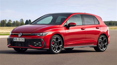 Volkswagen Golf GTI 7 in primo piano, con la distintiva linea rossa sulla griglia