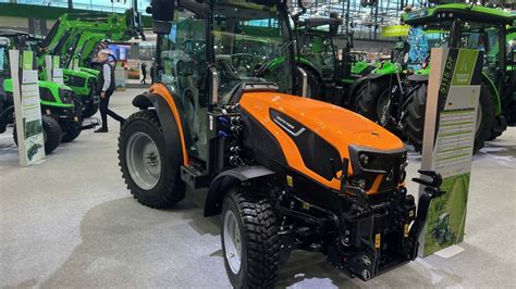 Trattore con sistema a quattro ruote sterzanti
