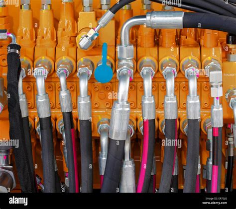 Tecnico che controlla il sistema idraulico di un trattore