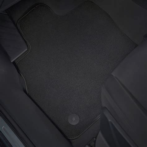 Confronto tra tappetini in gomma e moquette per bagagliaio