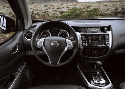 Interni del Nissan Navara con schermo infotainment