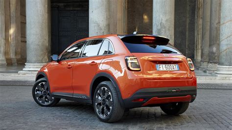 SUV arancione in contesto urbano