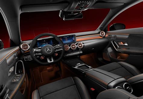 Interni Mercedes CLA con MBUX