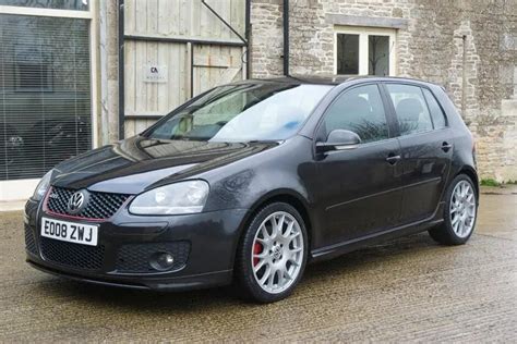 Vista laterale della Volkswagen Golf 5 GTI Edition 30 in movimento