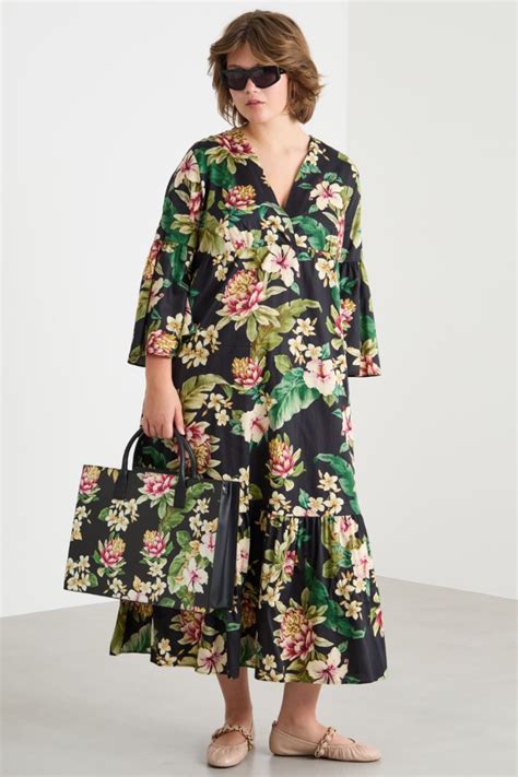 Modella con abito a corolla e accessori