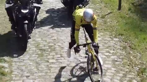 Ciclista professionista sul pavé della Parigi-Roubaix