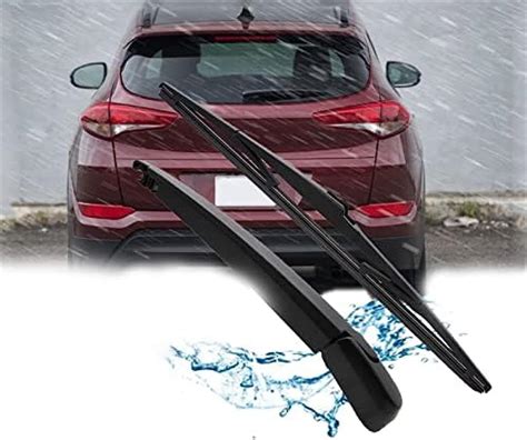 Tergicristalli del parabrezza che puliscono il lunotto posteriore di una Ford Kuga