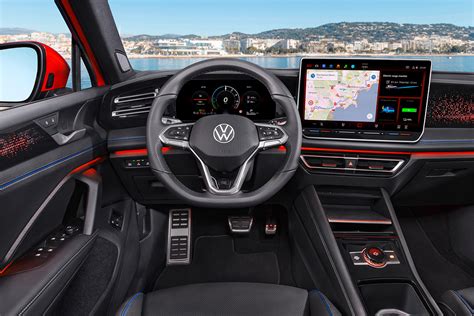 Interni di una Volkswagen Golf con accessori per il comfort