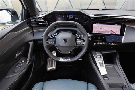 Interni della Peugeot 308 SW con cruscotto digitale