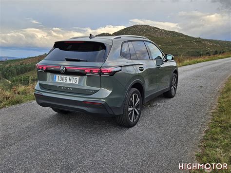 Volkswagen Nuova Tiguan eHybrid in fase di ricarica