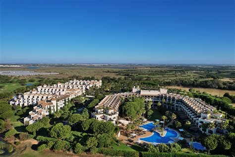 Vista aerea del Precise Golf Resort El Rompido con campi da golf e costa