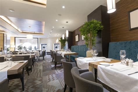 Interno di un ristorante elegante con piatti tipici andalusi