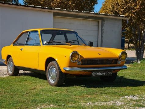 Fiat 124 Coupé in un contesto urbano italiano