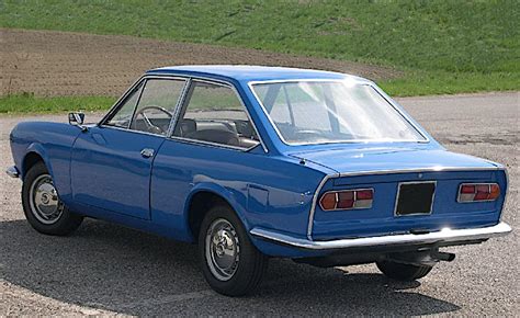 Vista laterale di una Fiat 124 Coupé prima serie