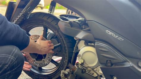 Motociclista che smonta una ruota della moto