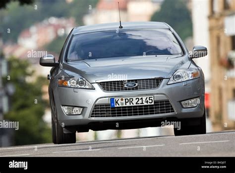 Ford Mondeo vista frontale aerodinamica