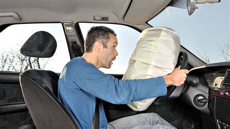 Airbag in funzione durante un test di sicurezza