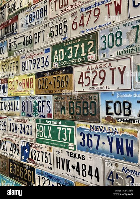 Un collage di diverse targhe automobilistiche di vari stati USA