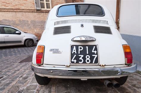 Un'auto d'epoca con una targa storica