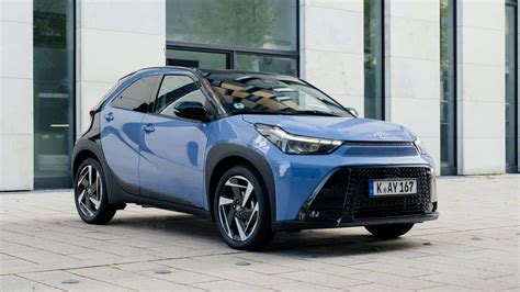 Toyota ibrida su strada