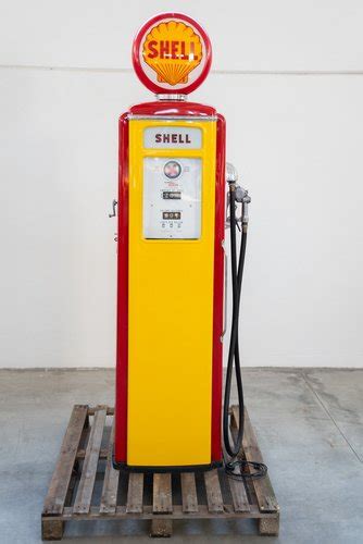 Pompa di benzina americana con prezzi in galloni