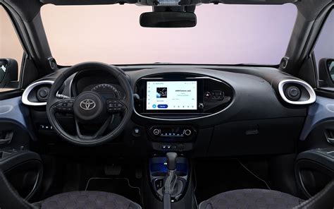 Interni Toyota Aygo X JBL con schermo infotainment