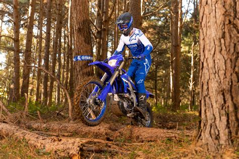 Motociclista su Yamaha WR250F in fuoristrada