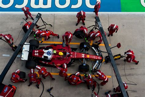 Ingegneri al lavoro in un box di Formula 1