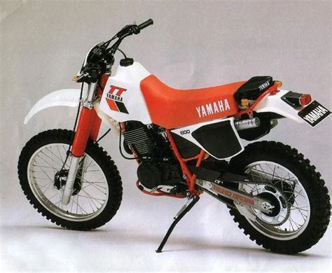 Fotografia di una Yamaha TT 600 in un contesto off-road