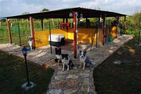 Diagramma di una pensione per cani con aree gioco e relax