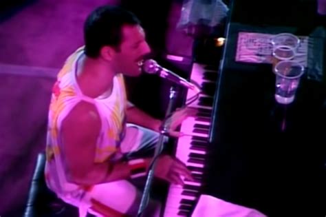 Freddie Mercury al pianoforte durante una sessione di registrazione