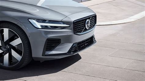 Design esterno Volvo S90 con fari 