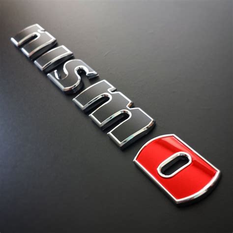 Dettaglio del badge NISMO su una Nissan 370Z