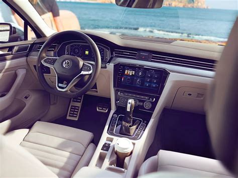 Interni della Volkswagen Passat Alltrack con sistema infotainment
