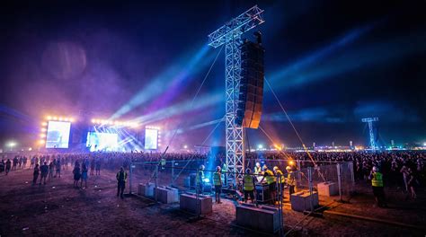 Configurazione di altoparlanti con delay towers in un concerto