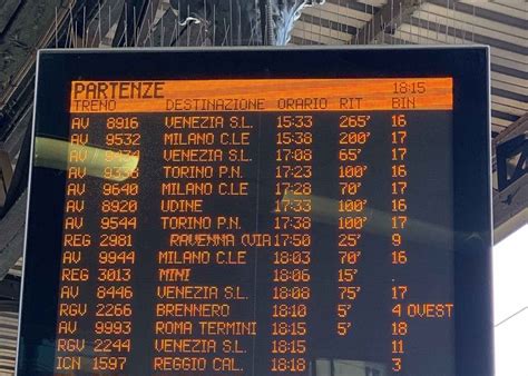 Tabellone di una stazione ferroviaria con l'indicazione di un ritardo