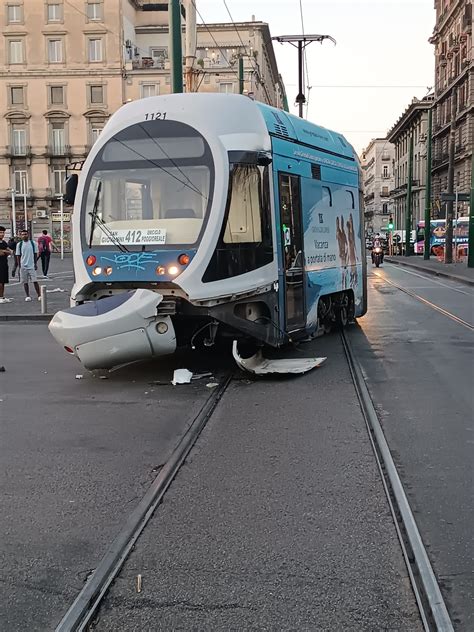 Incidente stradale tra auto e tram con deragliamento
