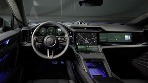 Dettaglio degli interni sportivi e display infotainment