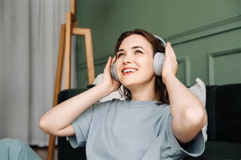 Donna che indossa cuffie wireless