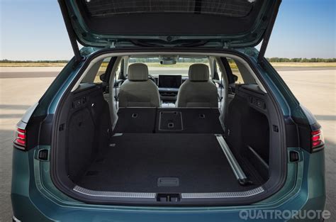 Volkswagen Passat Variant interni con rete divisoria bagagliaio installata