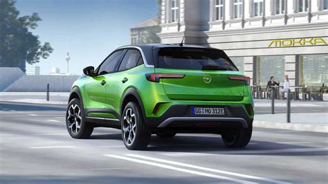 Opel Mokka con sistema di infotainment e telecamera posteriore in azione