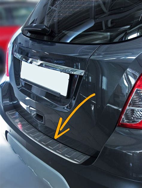 Dettaglio della telecamera posteriore integrata nel paraurti di Opel Mokka